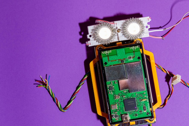 Robot fait à la main à plat sur la plate-forme arduino DIY AI STEAMArc-en-cielÉducation pour enfants et adolescents en robotique et en électronique