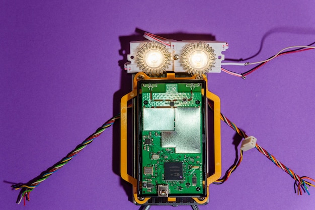 Robot fait à la main à plat sur la plate-forme arduino DIY AI STEAMArc-en-cielÉducation pour enfants et adolescents en robotique et en électronique