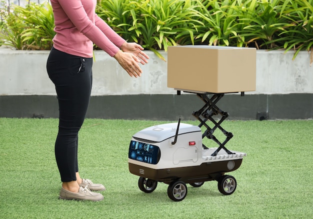 Le robot de livraison envoie une boîte en carton au client