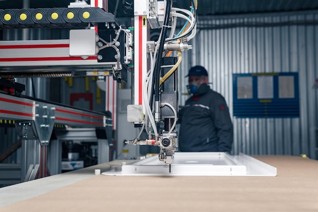 Robot de système de distribution de machine de dosage robotique industrielle au travail
