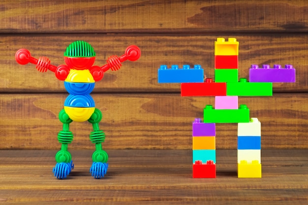 Photo robots jouets fabriqués à partir de détails colorés en plastique jouet sur fond de bois