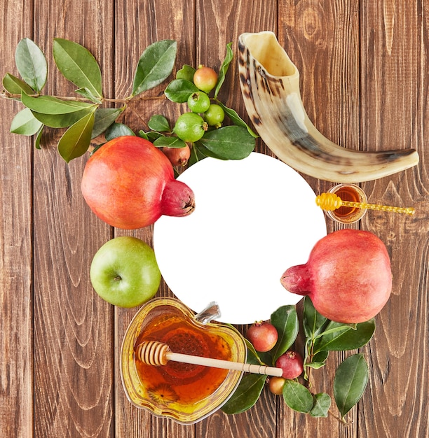 Roch Hachana - Concept De Vacances Du Nouvel An Juif. Un Bol En Forme De Pomme Avec Du Miel, De La Grenade, Du Shofar Sont Des Symboles Traditionnels De La Fête. Mise à Plat. Espace De Copie