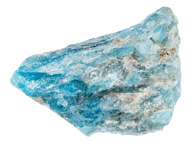 roche d'apatite bleue non polie isolée sur blanc