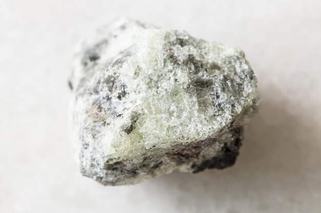 Roche d'Apatite saccharoïdale brute sur marbre blanc