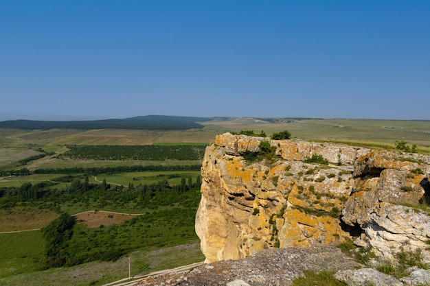 Roche calcaire blanche, nature sauvage de la montagne, monument national. photo de haute qualité