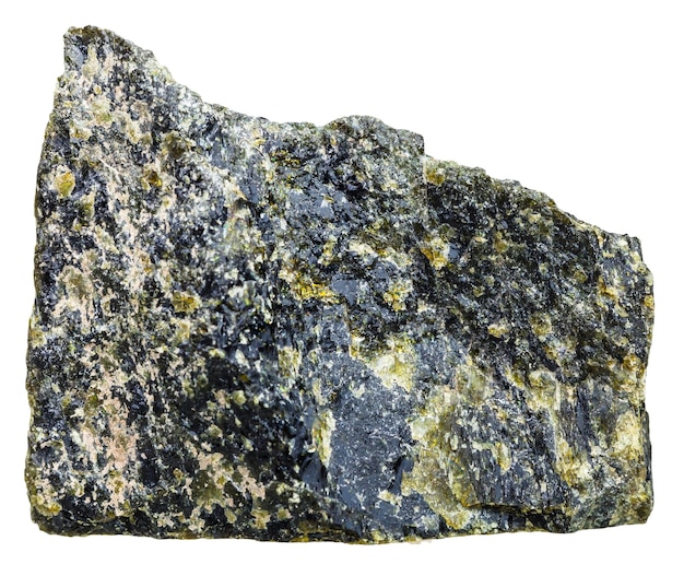 Roche cristalline diopside isolée sur blanc