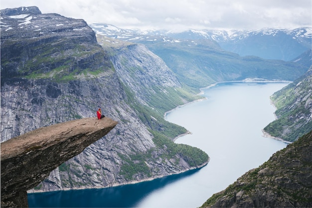 Roche de falaise de Trolltunga au-dessus du lac Ringedalsvatnet en Norvège