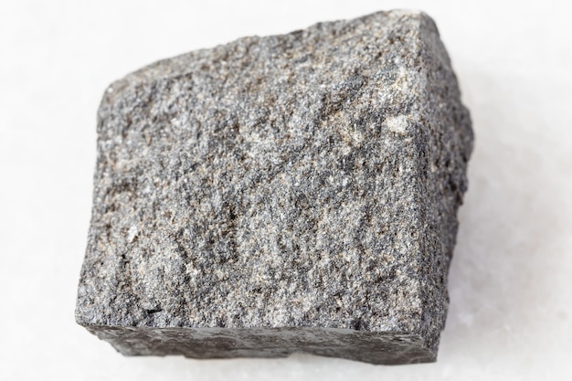 Roche de Gabbro non polie sur marbre blanc