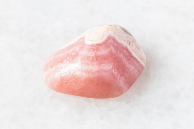 Roche polie de Rhodochrosite sur le marbre blanc