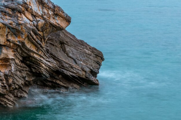 Roche texturée au bord de la mer gros plan