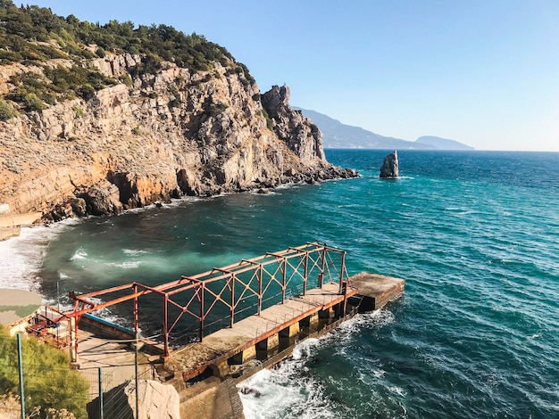 Rocher au bord de la mer pendant la journée