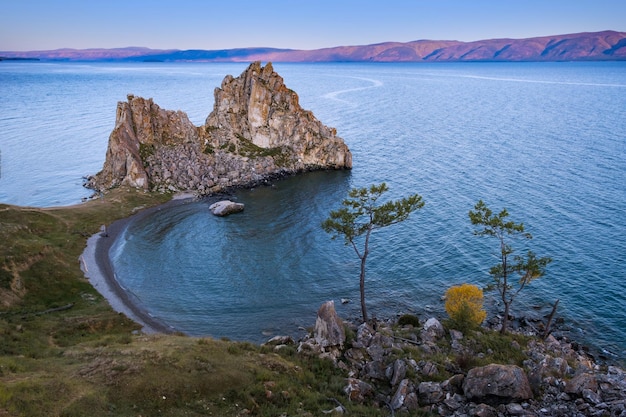 Rocher de chamanka sur le lac baïkal près de khuzhir sur l'île d'olkhon en sibérie russie en septembre lac baïka...