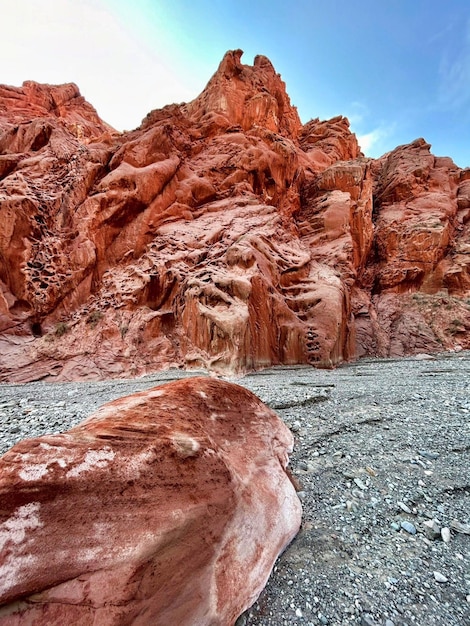 Photo un rocher dans le désert avec le mot canyon dessus
