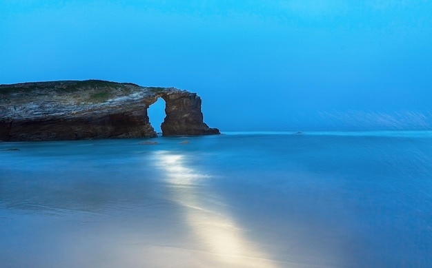 Rocher dans le golfe de Gascogne sous la pluie, Espagne