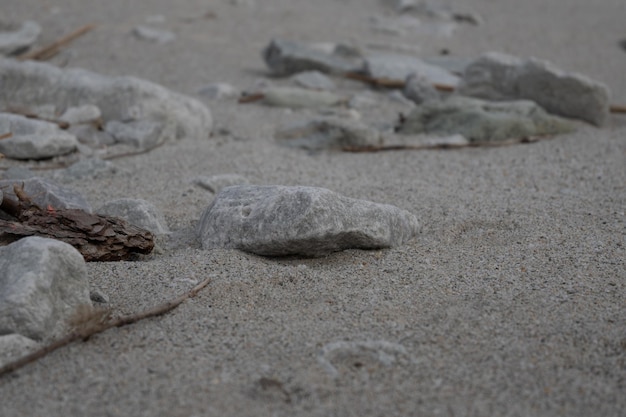 Le rocher dans le sable