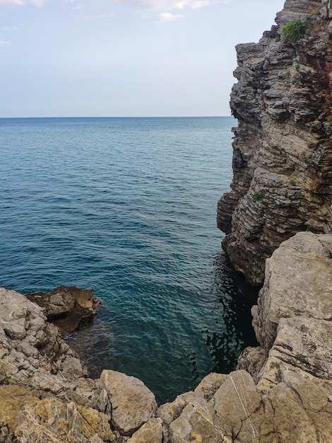 Photo rocher avec de l'eau claire et transparente sur la plage de mogren à budva monténégro