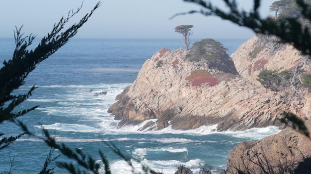 Rocher escarpé de falaise océan plage point lobos californie côte vagues se brisant