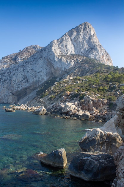 Photo rocher d'ifach de calpe dans la côte de medeiterranea