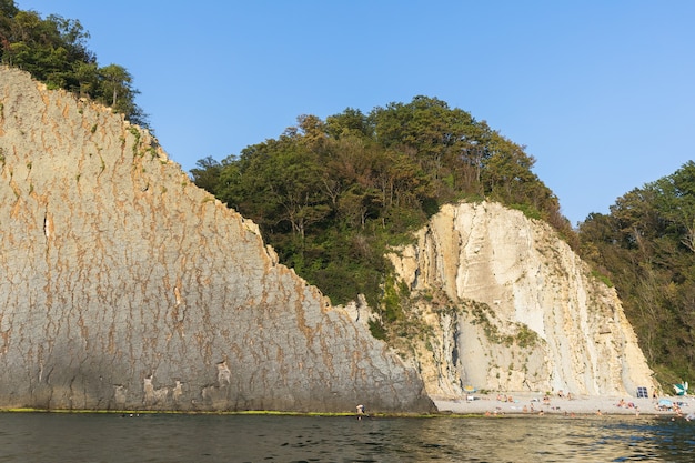 Rocher de Kiseleva sur la côte de la mer Noire avec les touristes. Russie, Territoire de Krasnodar