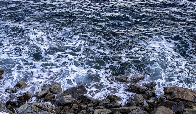 Le rocher et la mer sur la plage de Myrland