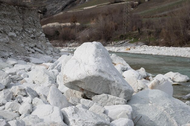 Un rocher avec une rivière