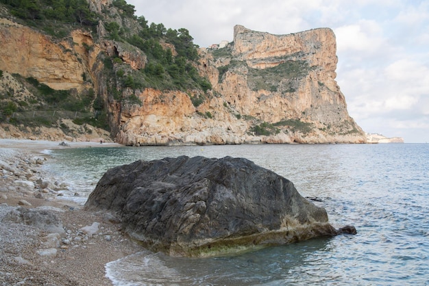 Rocher et sable à Moraig Cove Beach Alicante Espagne