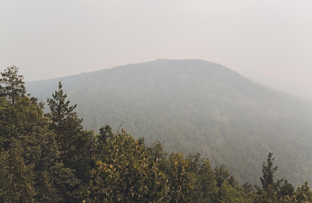 Rochers d'Aigir dans la fumée d'un incendie de forêt Bachkortostan