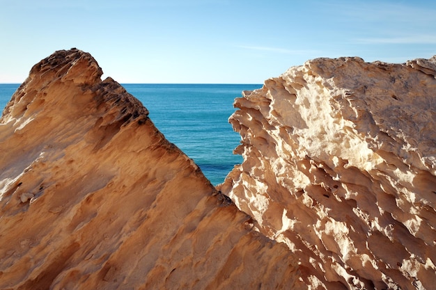 Rochers au bord de la mer Caspienne