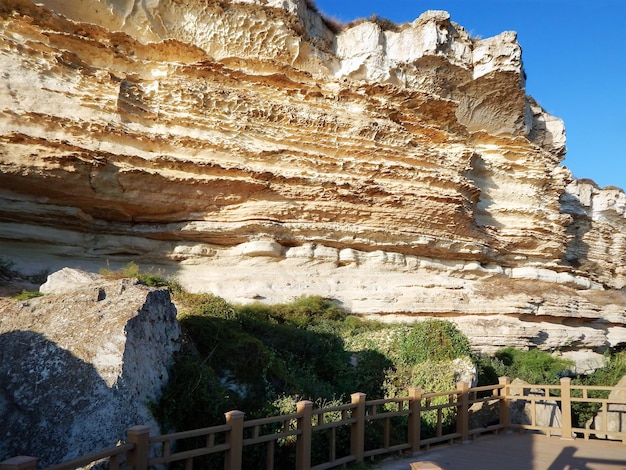 Rochers au bord de la mer Caspienne