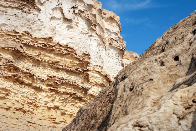 Rochers au bord de la mer Caspienne