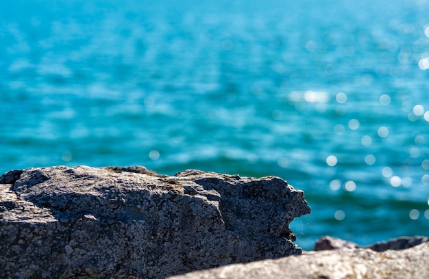 Rochers au premier plan avec mise au point sélective et mer d'arrière-plan flou