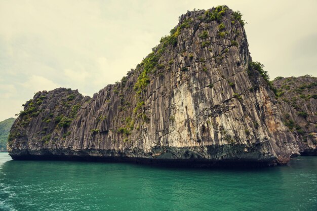 Rochers de la baie d'Halong, Vietnam