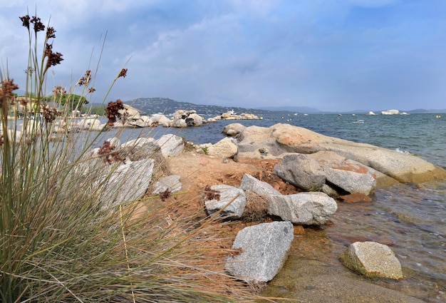 Rochers en bord de mer sur la côte de Porto Vecchio en Corse - France