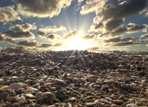 Photo des rochers et des cailloux à la lumière du soleil