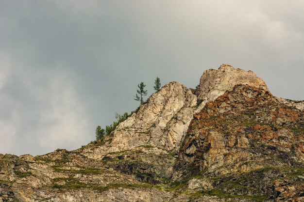 Les rochers sur ciel nuageux.