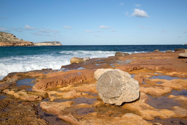 Rochers à Comte Beach à Ibiza, Espagne