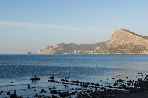 Les rochers et la côte de la mer Noire Près de Sudak