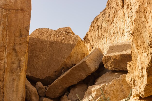 Rochers dans le désert de Judée en Israël