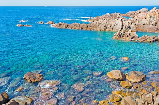 Rochers dans l'eau turquoise du Costa Paradiso