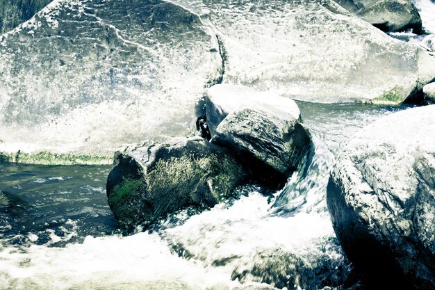 Photo des rochers dans la mer