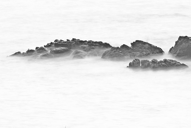 Photo des rochers dans la mer