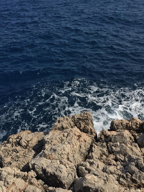 Des rochers dans la mer