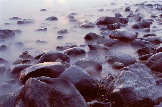 Des rochers dans la mer