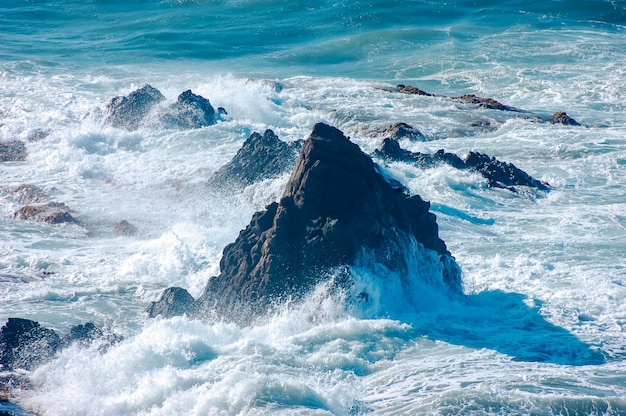 Des rochers dans la mer