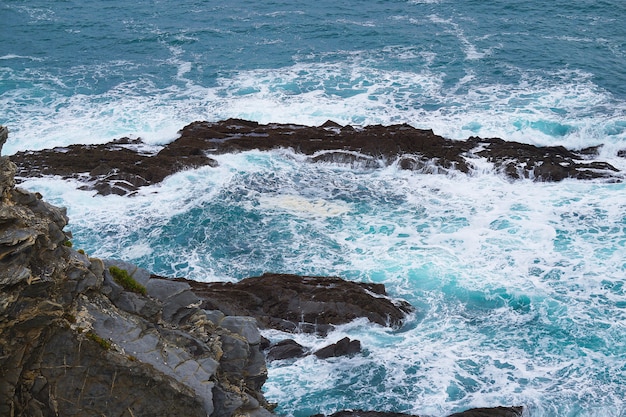 rochers dans la mer