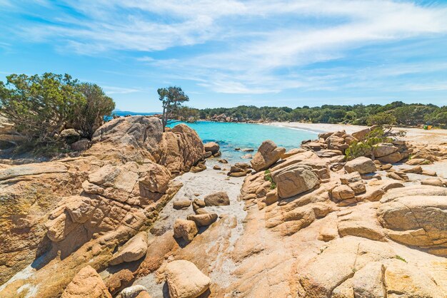 Rochers dans la plage de Capriccioli Sardaigne