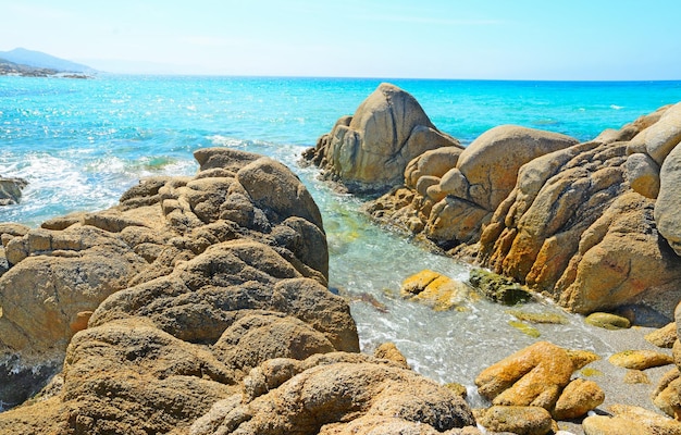 Rochers dans la plage de Santa Reparata Sardaigne