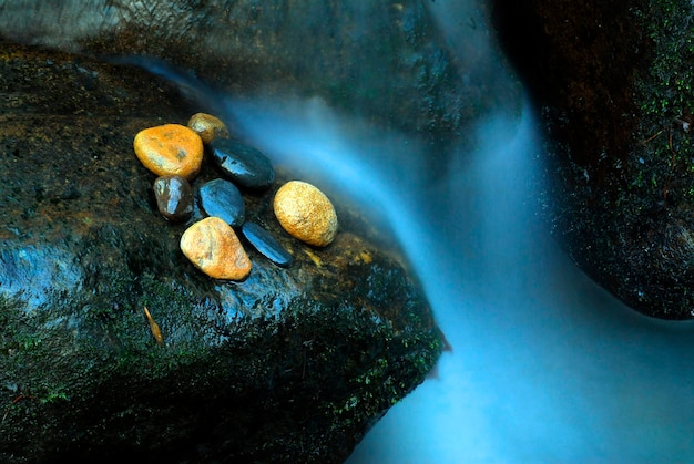 Rochers dans un ruisseau de montagne