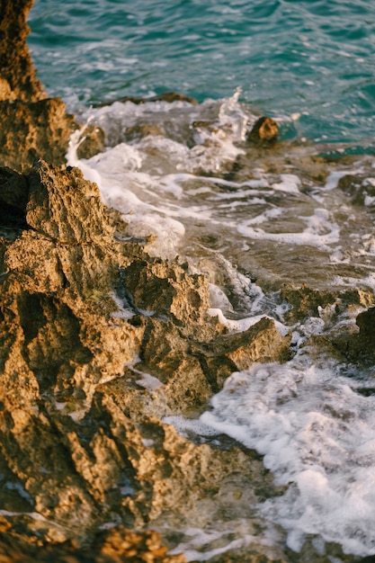 Rochers dans les vagues de la mer frappant les rochers