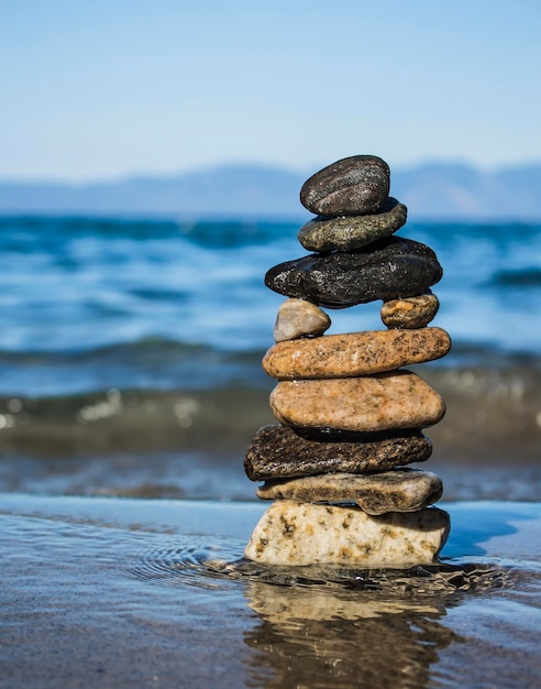 Des rochers empilés sur la plage